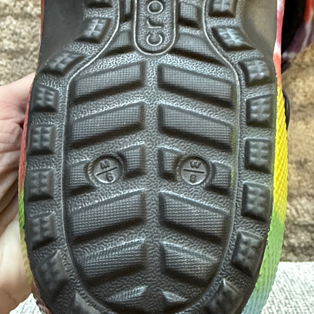 CROCS 6/8 Rainbow Tie-Dye Slippers - Picture 5 of 5